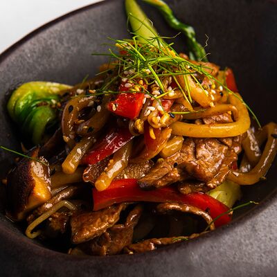 Удон с говядиной в перечном соусе в Алхимиус по цене 1035 ₽