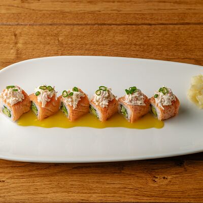 Ролл с опаленным лососем в Колбасный цехМагадан по цене 990 ₽