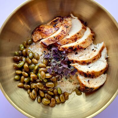 Имбирный цыпленок с рисом и ферментированными копчеными бобамив Просто Азия x Десертория по цене 590 ₽