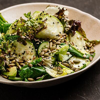 Зеленый салат с авокадо и ароматным маслом в Пряности по цене 755 ₽