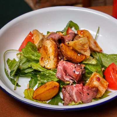 Салат с ростбифом и хрустящим баклажаном в Дранки паб по цене 770 ₽