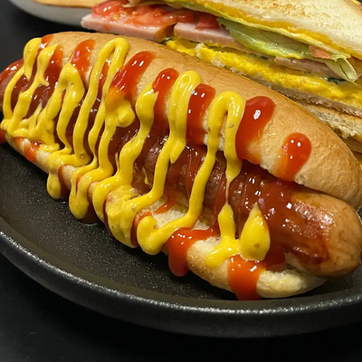 Классический Хот- дог с сосиской из курицы (я) в Съедим всё по цене 300 ₽