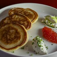 Воздушные оладьи с красной икрой, сливочным маслом и сметаной в Camon Cafe