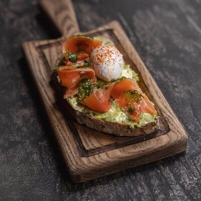 Брускетта с лососем и чимичурри в Техникум по цене 850 ₽