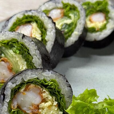 Корейский ролл Кимпаб с жареной креветкой в Тэхо по цене 690 ₽