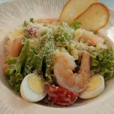 Микс-салат с креветками по-римски в Эник Беник по цене 865 ₽