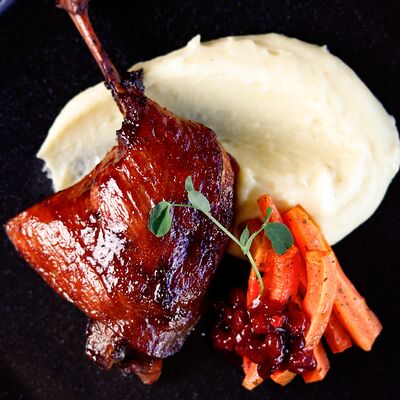 Утиная ножка-конфи с картофельным пюре в Bun по цене 650 ₽