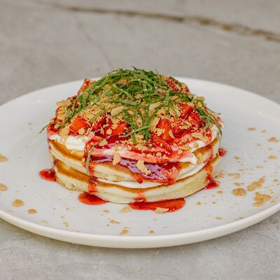 Панкейки с клубникой и творожным сыром в SET по цене 565 ₽