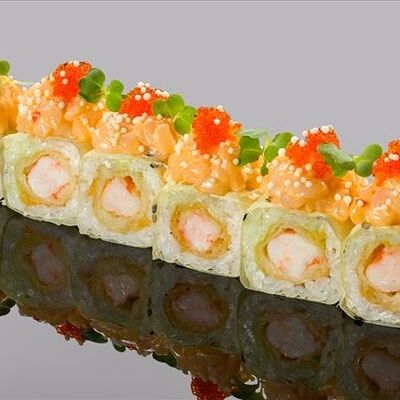 Ролл в маменори с креветкой темпура, гребешком и соусом спайси в Bluefin по цене 2660 ₽