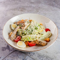 Салат Цезарь с курицей в Биродром и Панчетта