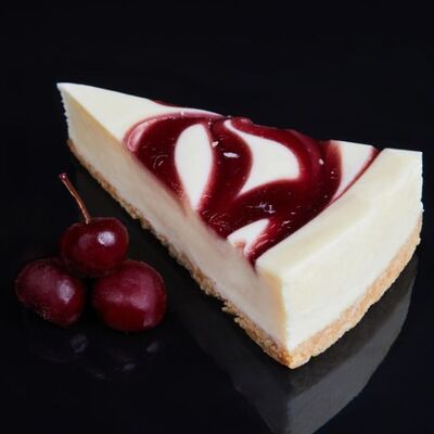 Чизкейк с творожным кремом в клубнично-вишневом топинге в Сушипониа по цене 189 ₽