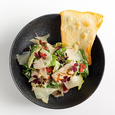 Салат Цезарь с курицей (Caesar Salad with Chicken) в Matteos по цене 520 ₽