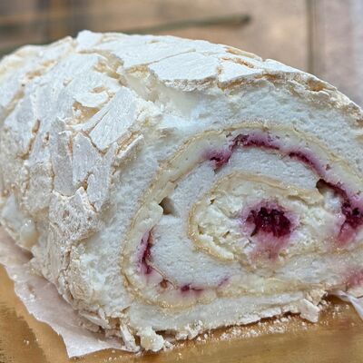 Меренговый рулет малиновыйв Gilam чайхона по цене 330 ₽