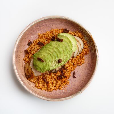 Птитим с вялеными томатами, авокадо и куриным филе в White Fox Cafe по цене 845 ₽