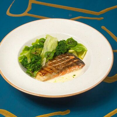 Стейк из красной рыбы с микс-салатом в Dolce Vita по цене 780 ₽