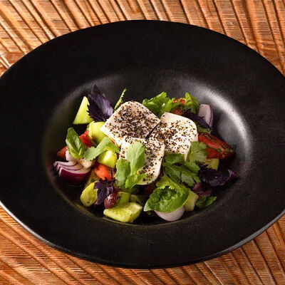 Салат с томатами, ялтинским луком и сыром чанах в Горыныч по цене 900 ₽