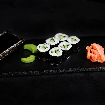 Хосомаки холодные с огурцом в Enjoy по цене 189 ₽