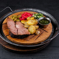 Брискет в Bukowski Grill