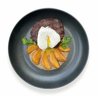 Бифштекс с яйцом пашот в Место Про Тесто