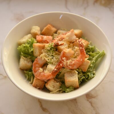 Салат Цезарь с тигровыми креветками в Сметана на Б. Садовой по цене 639 ₽