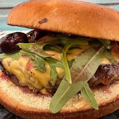 Бургер с мраморной говядиной вишневым соусом и карамельным луком в Сова по цене 795 ₽