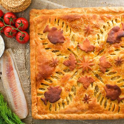 Слоёный пирог с белой рыбой (минтай) в Пироги по-коми по цене 2249 ₽