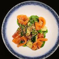 Салат с форелью, шпинатом и киноа в More More