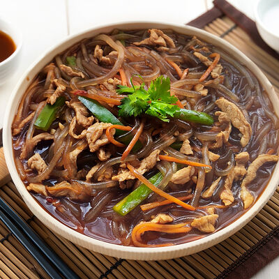 Крахмальная лапша, жаренная со свининой в Wai Mai по цене 460 ₽