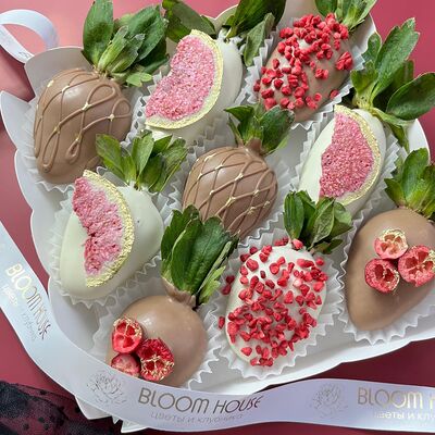 Клубника в шоколаде коробочка 9 ягод Красный бархат в Bloom House по цене 1750 ₽