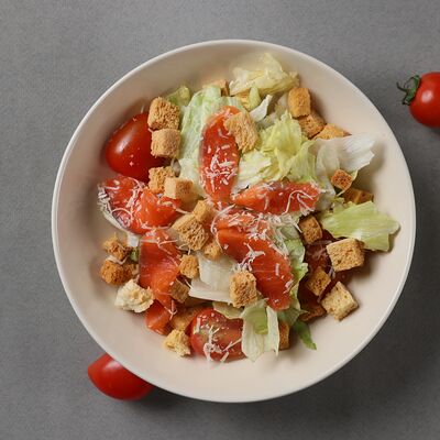 Цезарь с лососем в Корица по цене 490 ₽