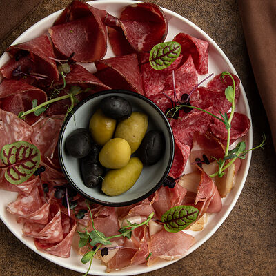 Ассорти мясных деликатесов в Wine and Whiskey by Simple по цене 1700 ₽