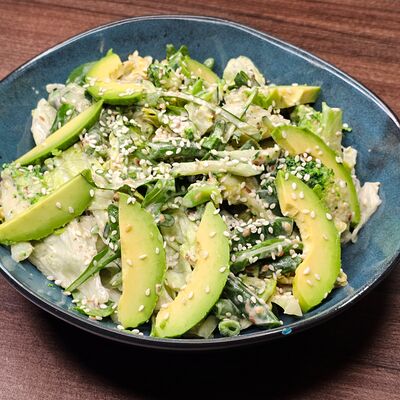 Салат с авокадо и фасольюв I Want Coffee & Food по цене 740 ₽