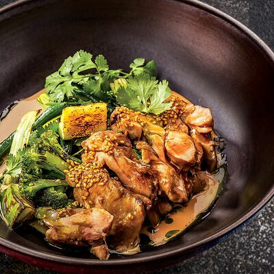 Бедро индейки с соусом Wafu и зелеными овощами в Ваще Огонь по цене 490