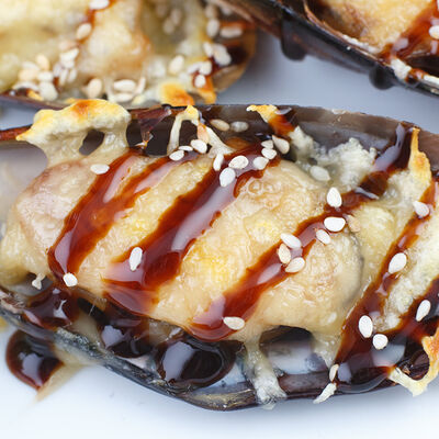 Запеченные мидии в сырным соусе. 4 шт в IONOTO по цене 490 ₽