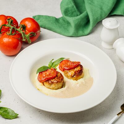 Котлеты из индейки с мятым картофелем в АндерСон по цене 790 ₽