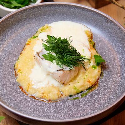 Судак запеченный в печи с кукурузной кашей и подкопченным сыром страчателла в Есть Today по цене 850 ₽