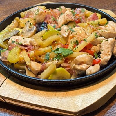 Сковородка сытная с курицей и бекономв Кафе Цоколь по цене 750 ₽