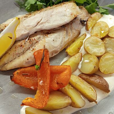 Филе скумбрии с копченой сметаной и овощами в Эник Беник по цене 1020 ₽