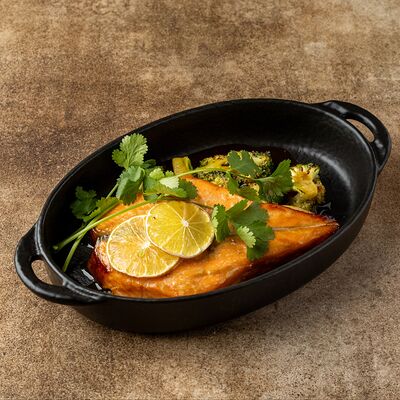 Лосось, запеченный с рагу из брокколи, соусом сладкий чили в Егерь по цене 2270 ₽