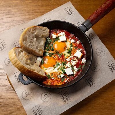 Шакшука с кремом из феты и гренками в Tutta La Vita по цене 750 ₽