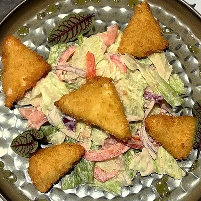 Салат с жареным сыром в Mr. Чебурек по цене 390 ₽