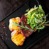 Свиная шея гриль с печеным картофелем в Clever Irish Pub