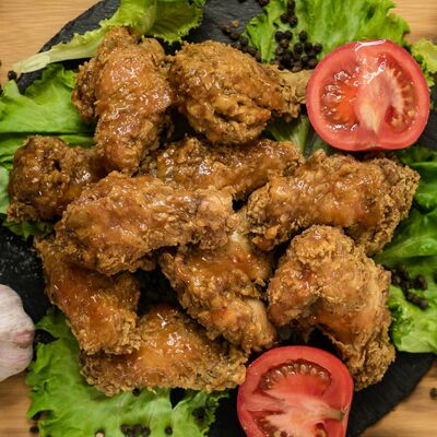 10 куриных крылышек с соусом в Кур крыло по цене 299 ₽