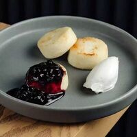 Сырники с черничным вареньем и сметаной в Мона