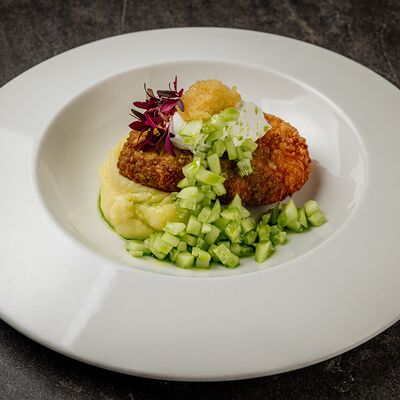 Щучья котлета с зеленым яблоком, сливочным фермерским маслом и укропом в Cruise по цене 950 ₽