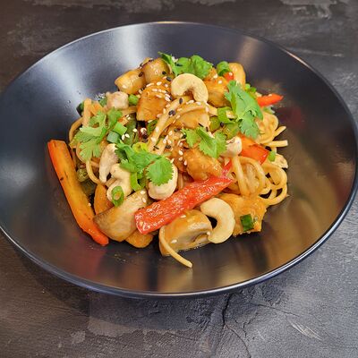 Удон по-тайски с курицей и кешью в Лапшичная ВокБери по цене 545 ₽