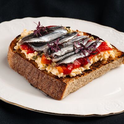 Ломоть с хамсой слабого посола и маринованным печеным перцем в Черная река по цене 470 ₽