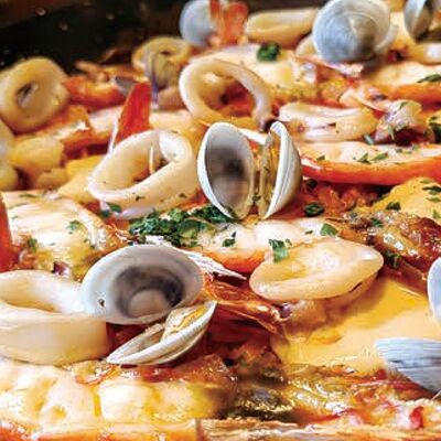 В38 Сковородка с морепродуктами 铁钣海鲜 в Charlie tea по цене 1050 ₽