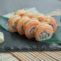Ролл Камчатский краб, лосось с соусом Манго в Uminami