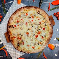 Пицца Жюльетта в La Pizza Bomba на дровах